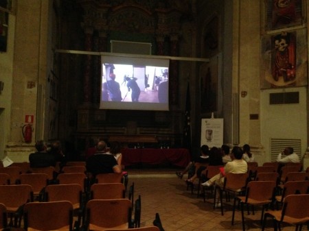 La proiezione del video realizzato durante la produzione della campagna