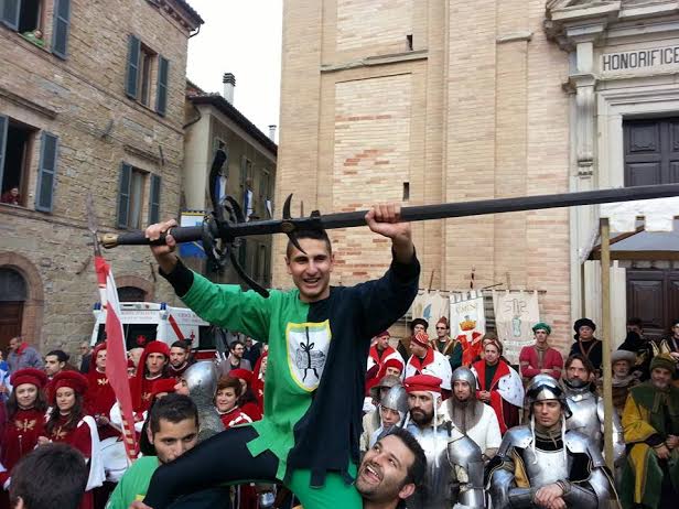 Andrea Grelloni portato in trionfo