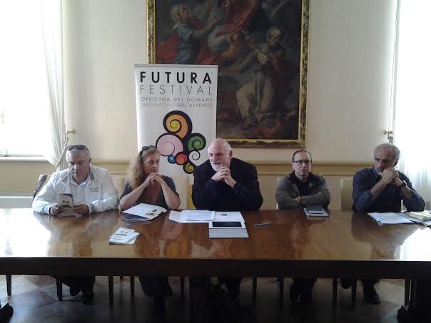 Nella foto da sinistra il direttore dei TdC Alfredo Di Lupidio, il presidente Rosetta Martellini, Gino Troli direttore artistico di Futura, il sindaco Tommaso Corvatta e l'assessore alla cultura Giulio Silenzi