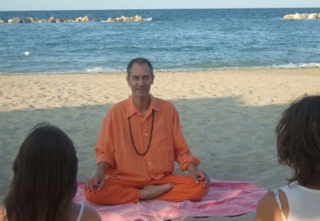 yoga spiaggia