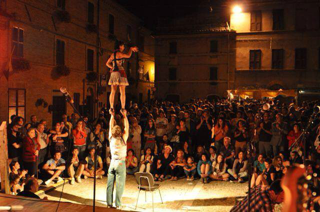 Artisti in scena nella passata edizione di Artistrada, a Colmurano
