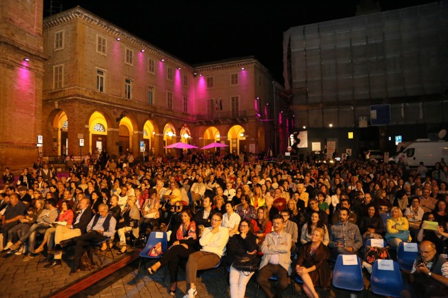 Piazza della Libertà gremita per la serata di Futura con Virzì e la moglie Ramazzotti