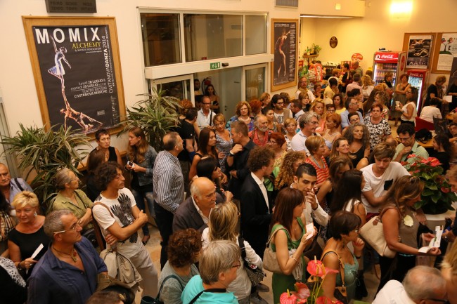 Il pubblico prima d'entrare in sala