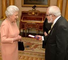 Douglas Dunn premiato dalla regina Elisabetta