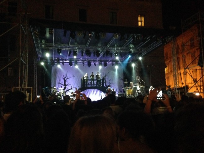 Un momento del concerto di Alessandro Mannarino