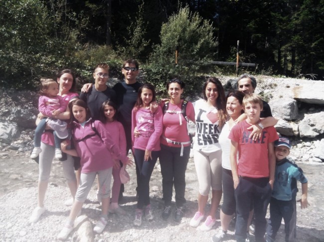 Foto di gruppo in una sosta lungo la pista ciclabile San Candido - Lienz circa 45 km.
