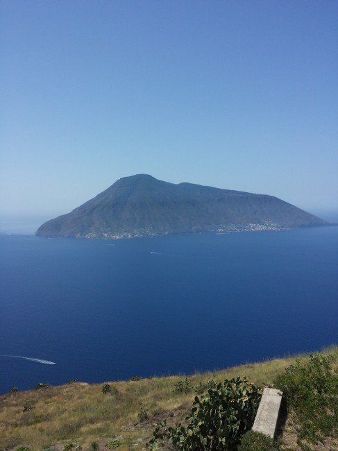 Santa Marina di Salina vista dall'isola di Lipari, scatto di William Berre'