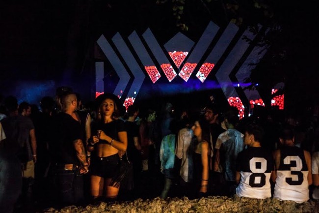 La folla di giovani al concerto di Apparat a Villa Fermani
