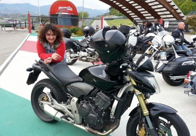 Barbara Dezi con la sua moto