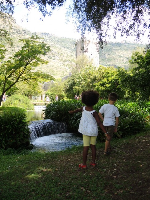 bimbi al giardino di ninfa LT_Claudio Silvietti