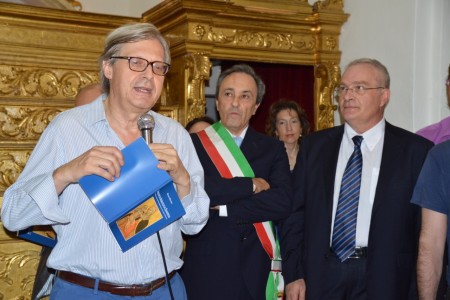 Vittorio Sgarbi all'inaugurazione della mostra sul Maestro di Esanatoglia