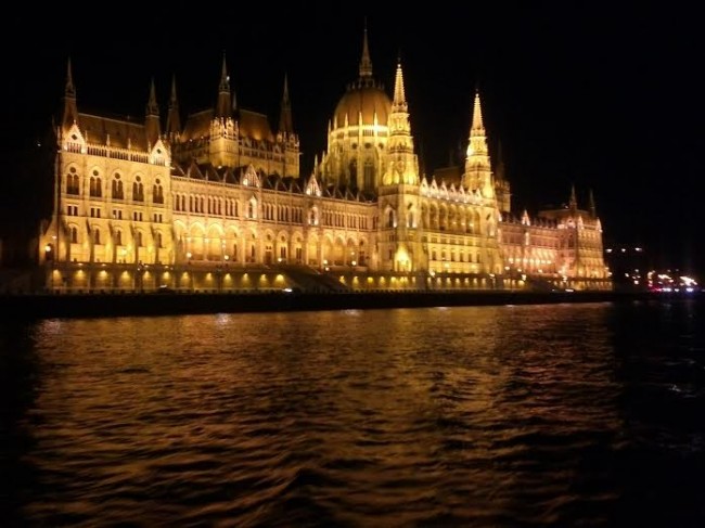 Il parlamento Budapest di notte, scattata da Nicola Contratti.
