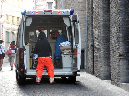 L'intervento di un'ambulanza (foto d'archivio)