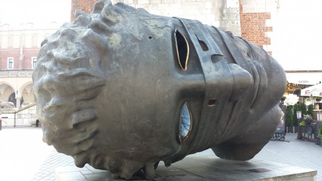 Eros bendato - Piazza del mercato principale (Rynek Glowny) di Cracovia, scattata Andrea e Carla Pazzaglia