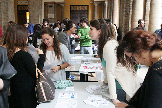 I banchetti informativi dei gruppi studenteschi Unimc (Foto Lucrezia Benfatto) 