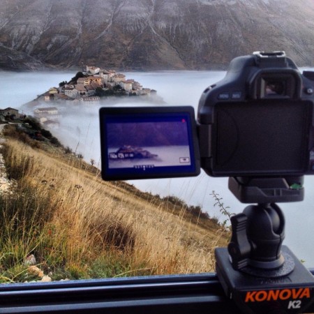 La videocamera di Giuseppe è piazzata in cima alla piana di Castelluccio. Tra poco è il momento del classico ciak