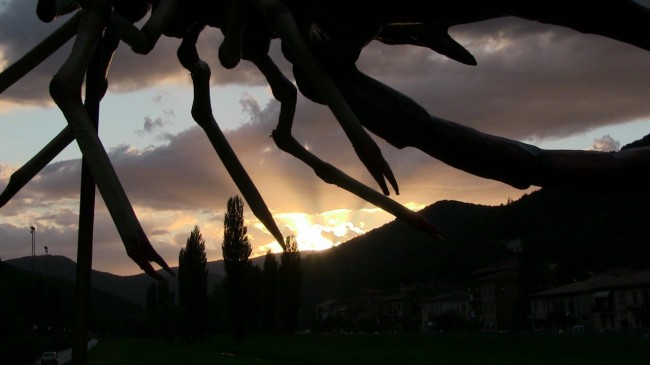 Le meraviglie sono anche a pochi chilometri da Macerata. Questo è un tramonto a Pioraco. La foto è scattata tra le zampe del gambero di carta utilizzato per pubblicizzare la sagra del gambero di fiume
