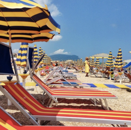 Lettini-ombrelloni-e-il-Conero-laggiù-in-fondo.-Unimmagine-che-non-avrebbe-bisogno-di-presentazioni.