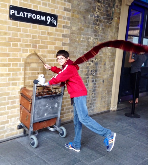 Londra, binario 9 3-4 di Harry Potter, stazione King's Cross, scatto di Elia Toma