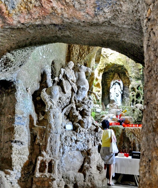 Pizzo Calabro. Chiesa Piè di Grotta interamente scavata nel tufo Mario Lambertucci (3)