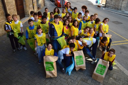I bambini delle scuole impegnati nel progetto "Puliamo il mondo"