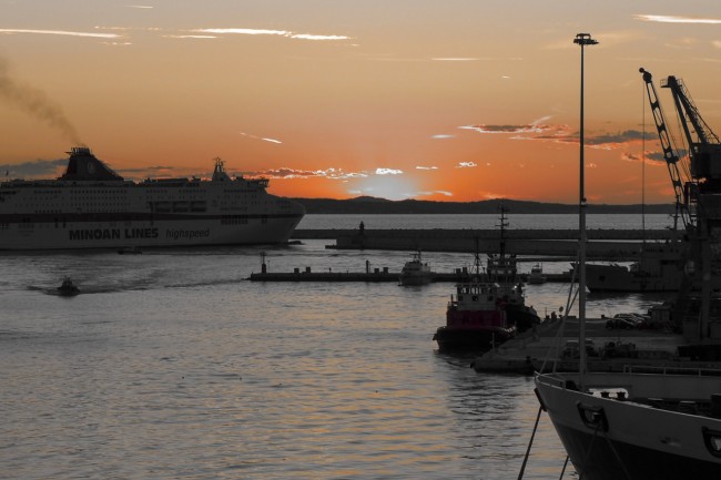Tramonto dal Porto di Ancona. In partenza per Medjugorje. Foto Fausto Mei