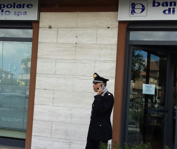 Il maggiore Tullio Palumbo, comandante della Compagnia dei carabinieri di Macerata durante gli accertamenti sul luogo della rapina