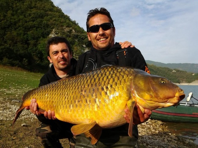 Michele Micucci e Thomas Zettera hanno pescato una carpa da 26 chili
