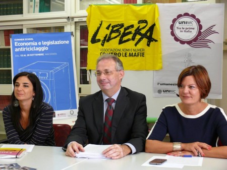 (da sinistra) Paola Senesi, referente regionale di Libera, Giulio M. Salerno, direttore del Dipartimento di Studi Umanistici, Rosella Castellano, direttrice della Summer school in Economia e legislazione anti riciclaggio