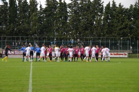 Le due squadre al centro del campo nella gara d'andata