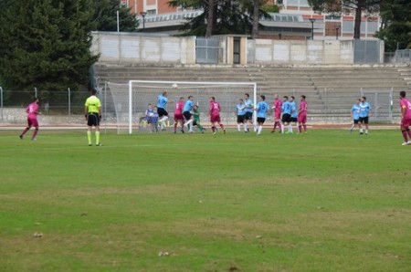 Un momento del derby d'andata fra crèmisi e biancocelesti 