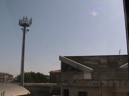 L'antenna si affaccia davanti ai balconi adiacenti.