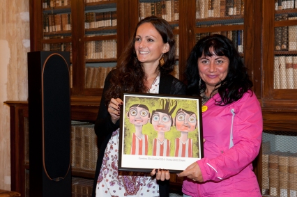 Premio diritti umani - Rossella Conte (Resp Comunicazione e Marketing Amnesty International Italia) premia la regista di Islam Woman Maria Grazia Silvestri