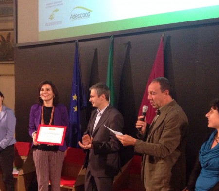 L’assessore alla Scuola Stefania Monteverde mentre ritira il premio Mensaverde 2014