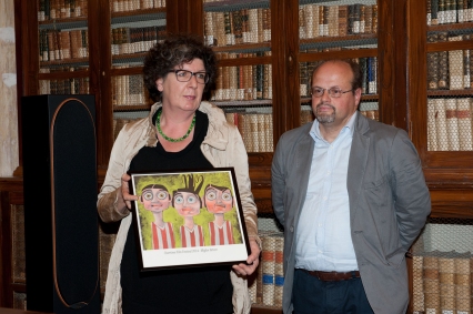 Premio-miglior-attore-Ass.Lavori-Pubblici-Comune-Mc-Urbani-premia-Beppe-Fiorello-per-LOro-di-Scampia-ritira-Dott.ssa-Pannicelli-di-Rai-Fiction