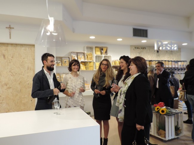 Emanuele Morresi e Barbara Lattanzi con il sindaco Nelia Calvigioni e l'architetto Dayla  Riera