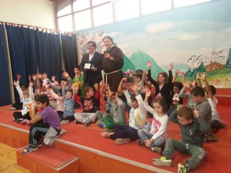 Frate Mago con il sindaco Temperilli e i bambini dell'asilo