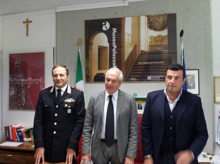 Il procuratore Giovanni Giorgio con il comandate Cosimo Lamusta (comandante dei carabinieri di Tolentino) e Alessandro Albini capo della Squadra mobile durante la conferenza stampa in seguito al'arresto di 7 dei nove indagati