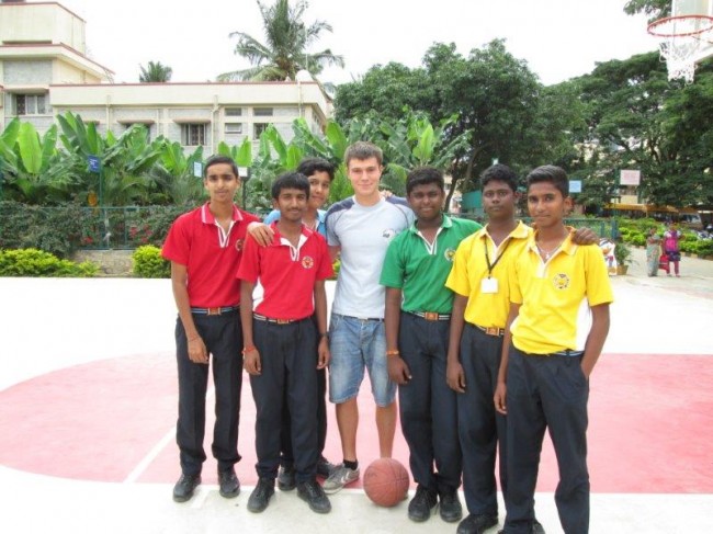 Marco Core con coetanei indiani