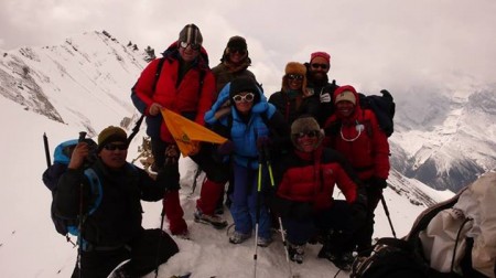Maurizio Serafini con un gruppo di amici durante una passata escursione in Nepal