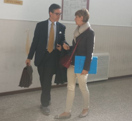 Patrizia Clementoni in tribunale insieme al legale della sua azienda, l'avvocato Paolo Parisella
