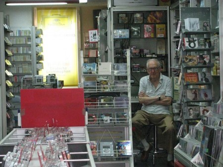 Silvano Pietroni nel suo negozio di Musica
