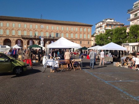 Un mercatino in piazza XX Settembre (foto d'archivio)