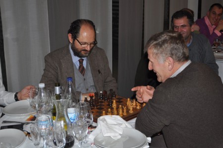 il presidente Luigi Rafaiani gioca la tradizionale partita a scacchi contro un suo operaio