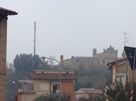 L'antenna vicina al monastero