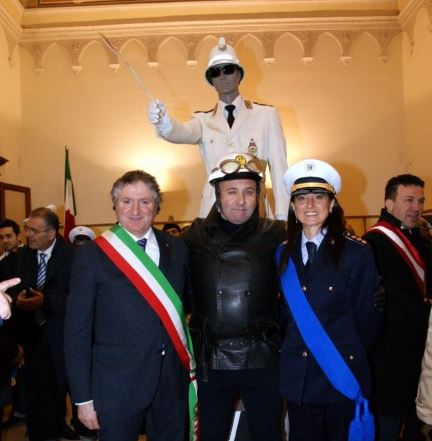 Il sosia di Alberto Sordi tra il sindaco Pezzanesi e la comandante