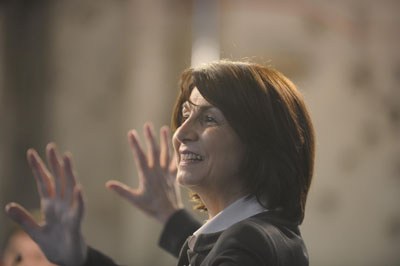 Claire Gibault, la prima donna a dirigere l'orchestra de La Scala di Milano nel 1995