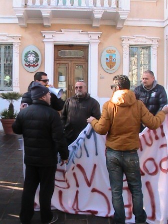 I bagnini in protesta davanti al Municipio