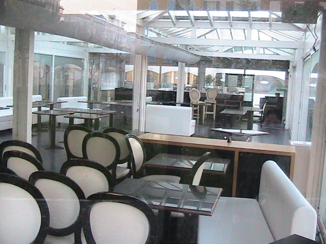 Il-gazebo-coi-tavolini-in-fase-di-sistemazione.
