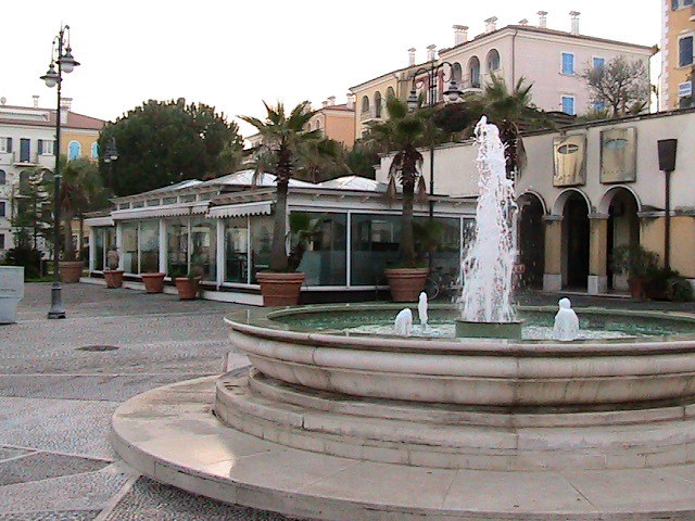 Lesterno-del-locale-con-la-fontana-al-centro-di-piazza-del-Borgo-Marinaro.